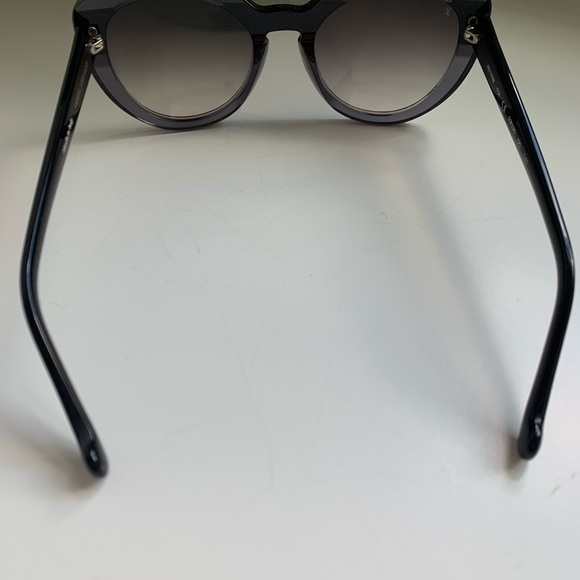 Authentic Louis Vuitton two tone gray sunglasses. - Picture 4 of 8